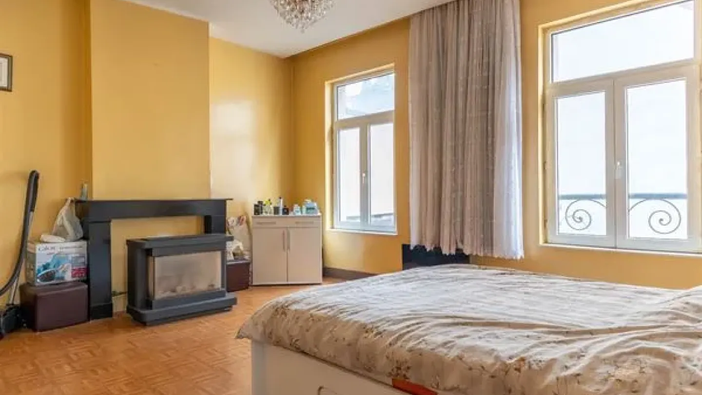 Spacious 4-Bedroom Duplex Apartment in Schaarbeek’s Botanique District - Image 3