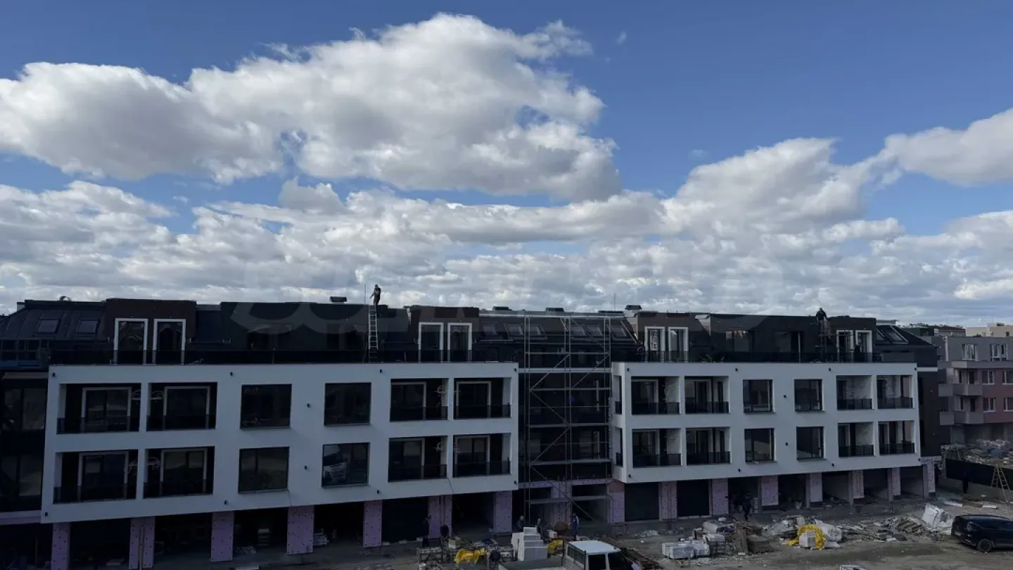 Spacious 3-Bedroom Apartment in New Plovdiv Complex - Image 1