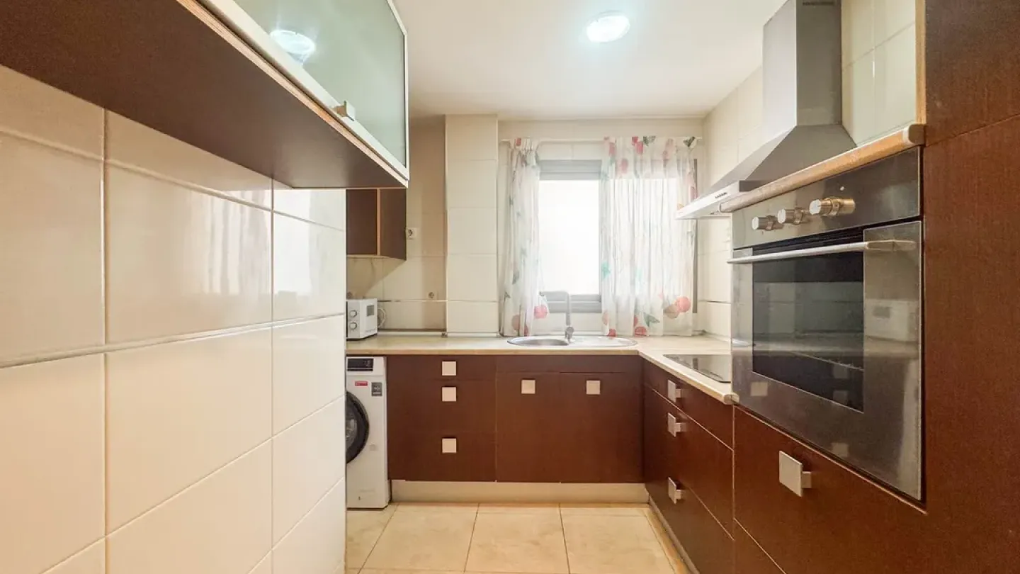 Spacious 2-Bedroom Apartment in Almería with Modern Amenities - Image 4