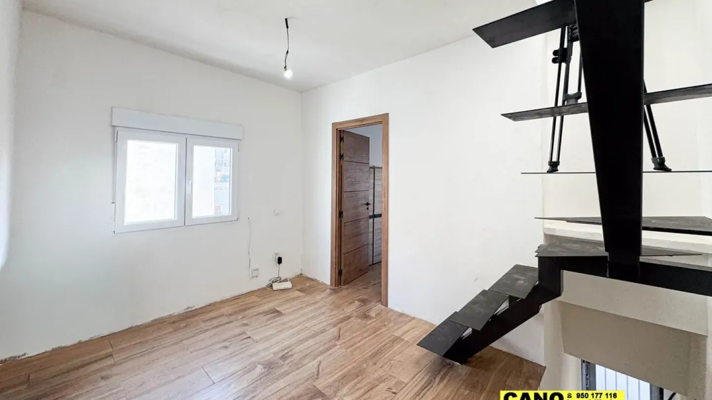 Spacious Duplex Apartment with Terrace in Almería, Spain - Image 5