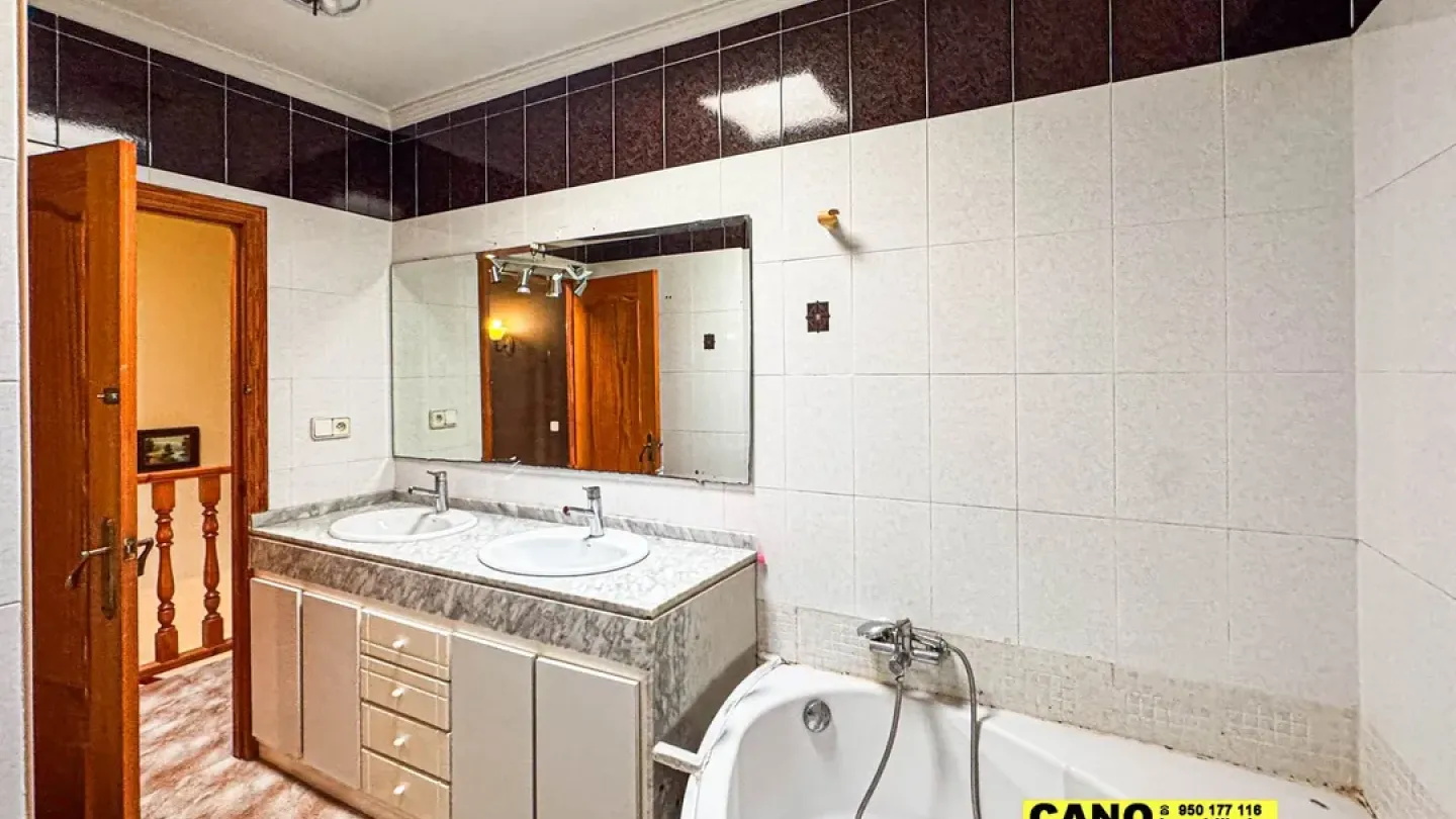 Spacious 4-Bedroom Dúplex Apartment in Prime Aguadulce Location - Image 5