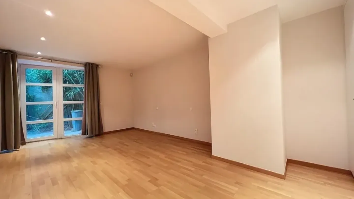 Spacious Brussels Triplex with Terraces – 4 Bedrooms, Central Location - Image 3