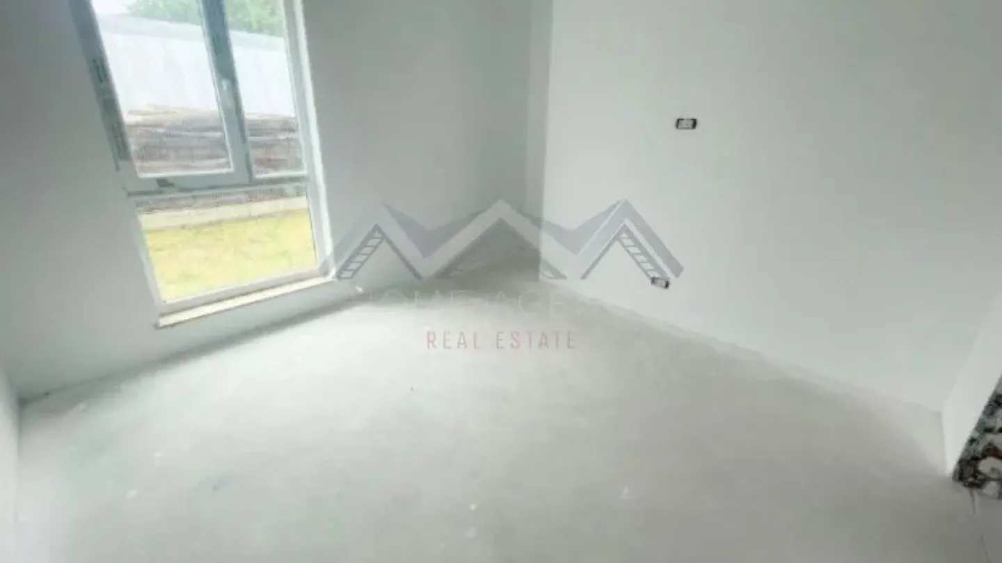 Spacious 2-Bedroom Apartment with Private Courtyard in Otopeni - Image 3