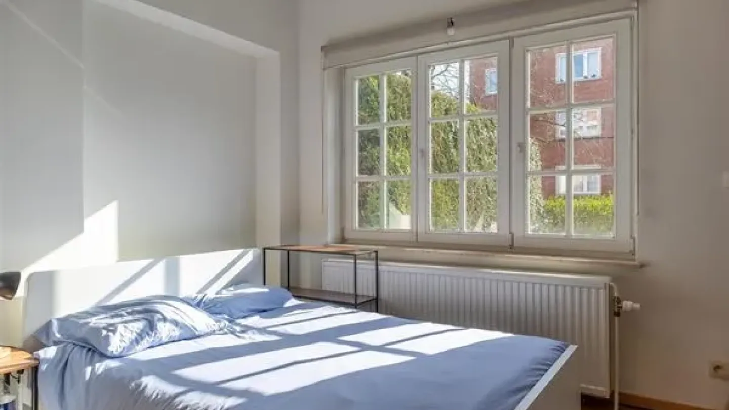 Spacious 4-Bedroom House with Rooftop & Parking in Ukkel - Image 2