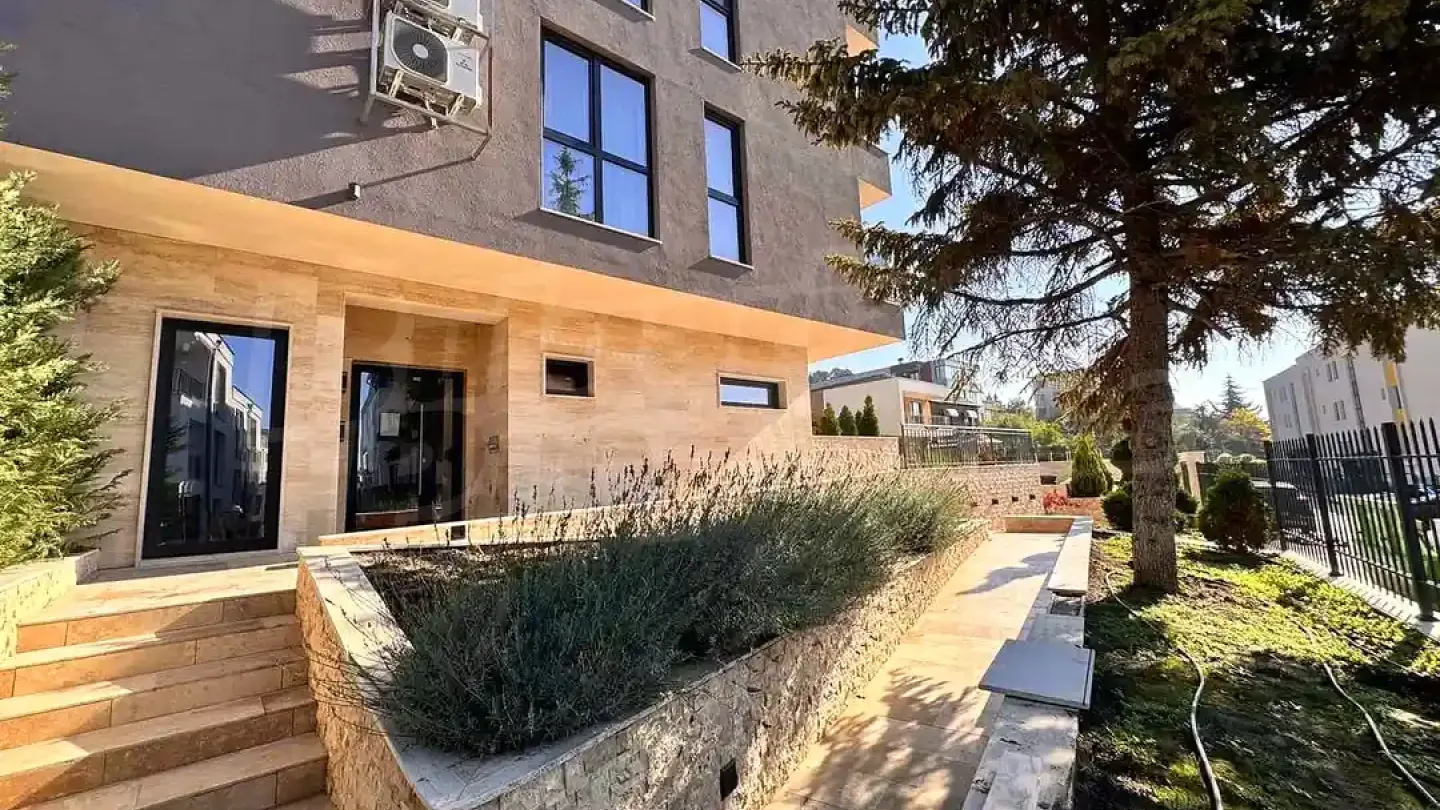 Spacious 3-Bed Apartment in Briz, Varna – Garden & Garage - Image 2