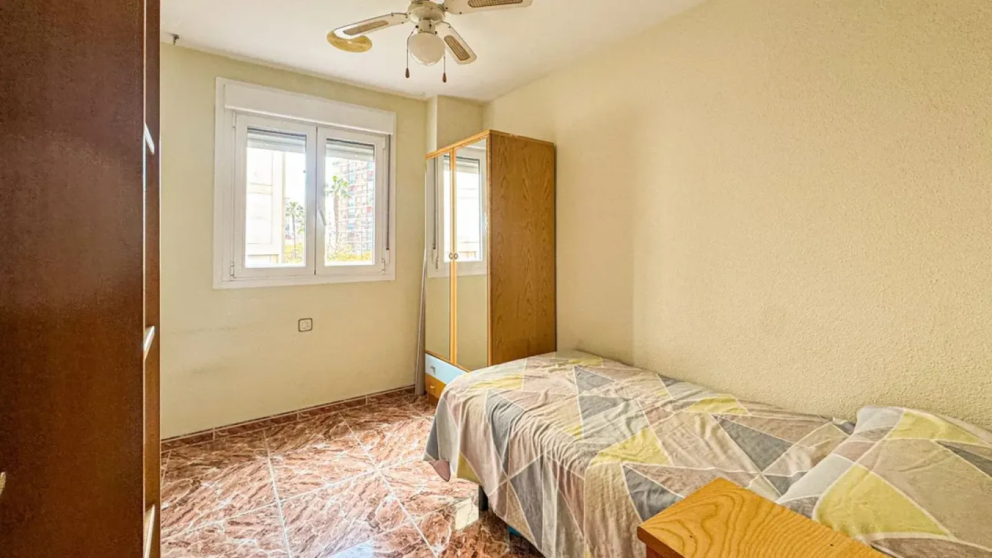 Spacious 4-Bedroom Apartment with Lift in Prime Almería Rambla Location - Image 4