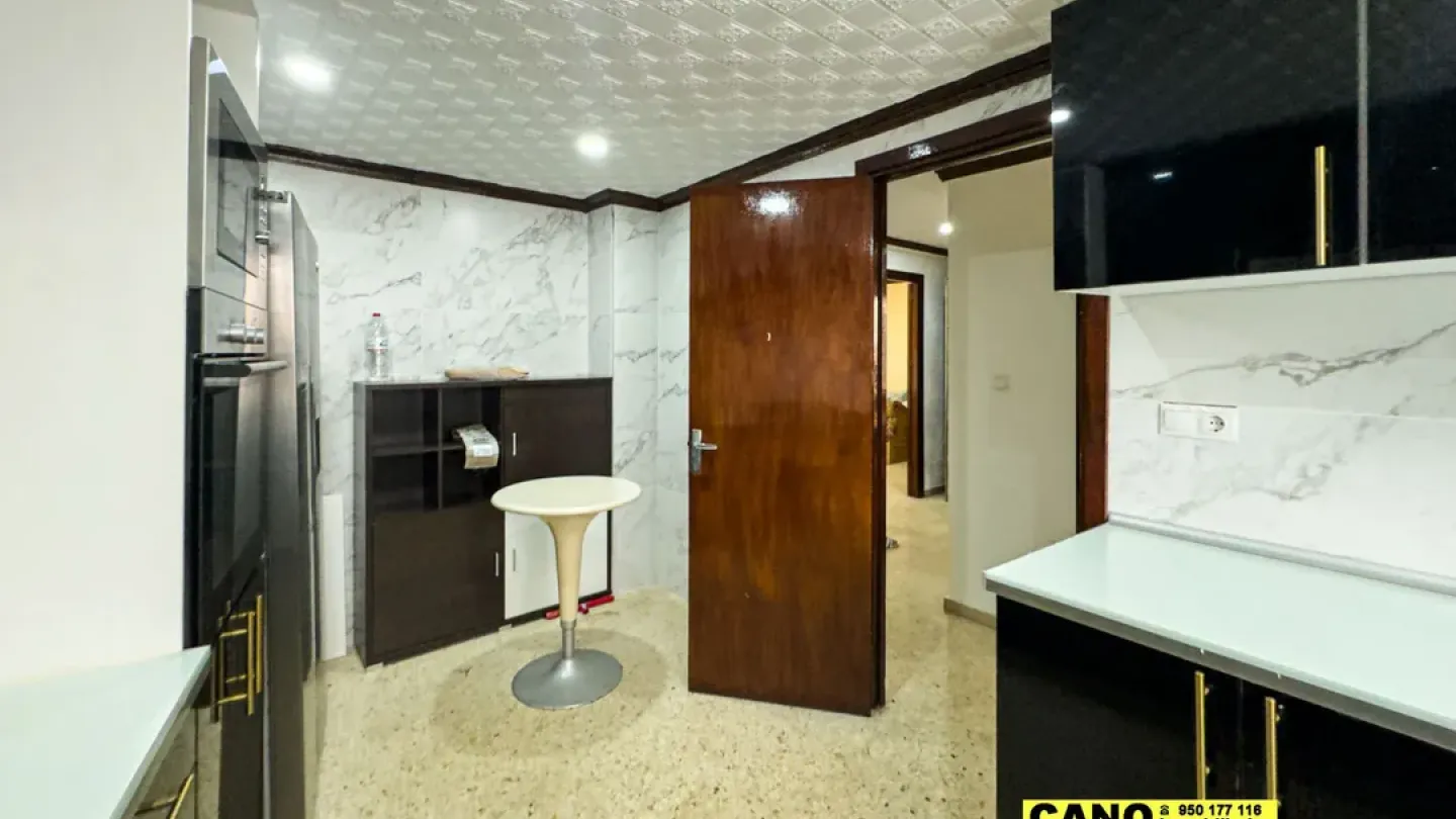 Spacious 4-Bedroom Apartment in Sunny Roquetas de Mar, Spain - Image 1