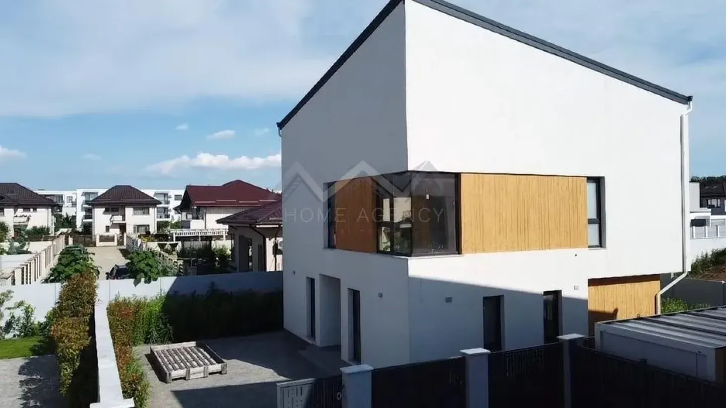 Modern House w/ Forest Views – Tunari, Romania - Image 3