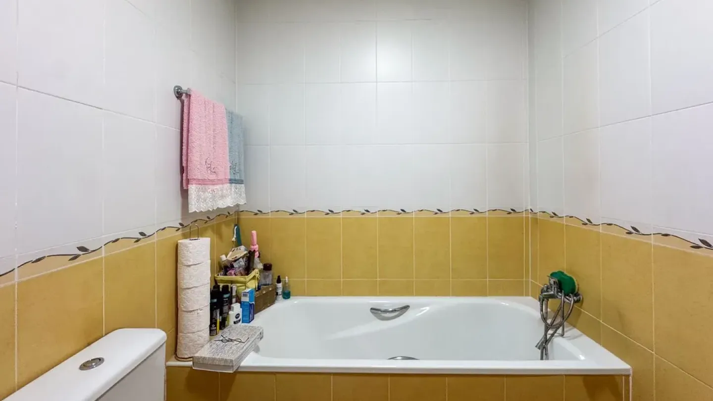 Spacious 5-Bedroom Triplex with Large Terrace in Almería - Image 1