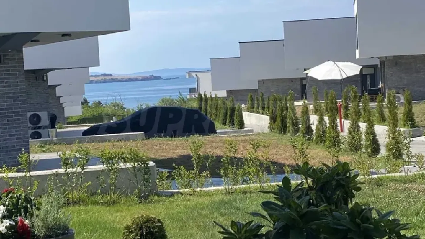 Spacious Beach House with Stunning Sea Views - Image 4