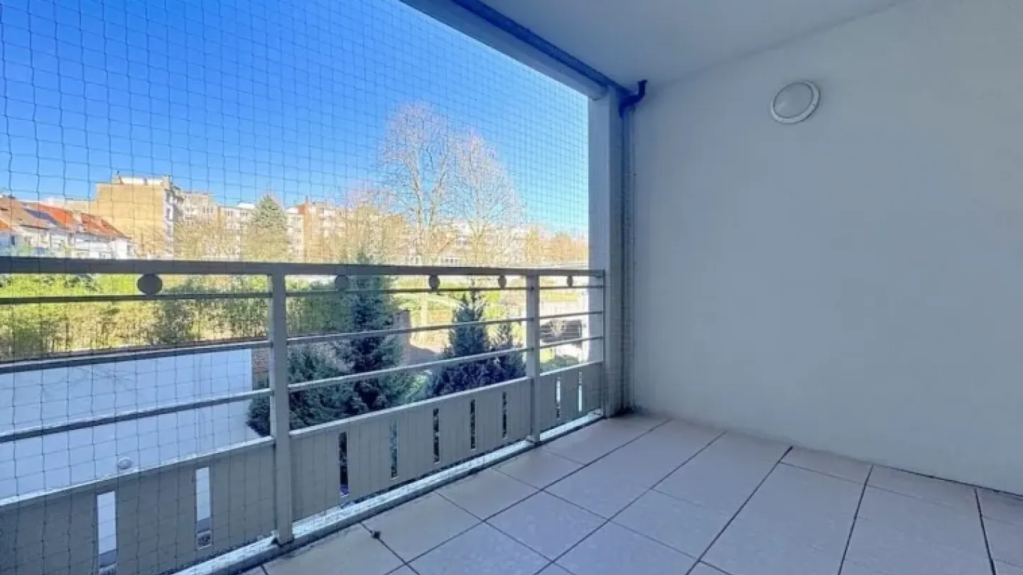 Spacious 4 Bedroom Duplex with Terrace & Parking in Brussels - Image 3