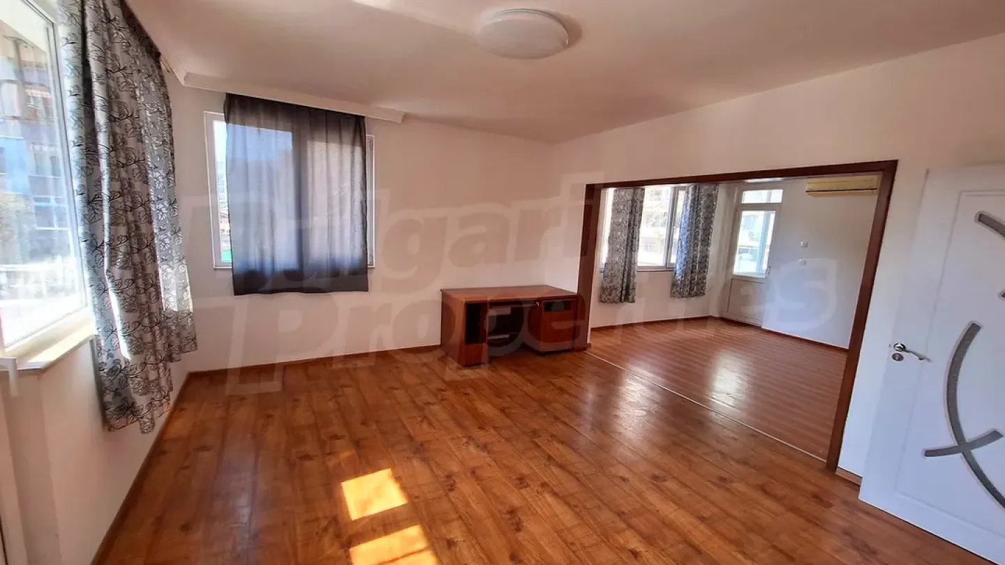 Spacious 2-Bedroom Apartment in Kyuchuk Parizh, Plovdiv - €245,000 - Image 1