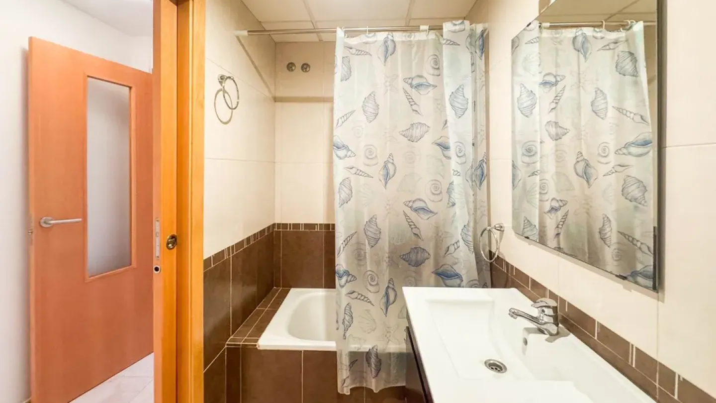 Spacious 2-Bedroom Apartment in Almería with Modern Amenities - Image 5