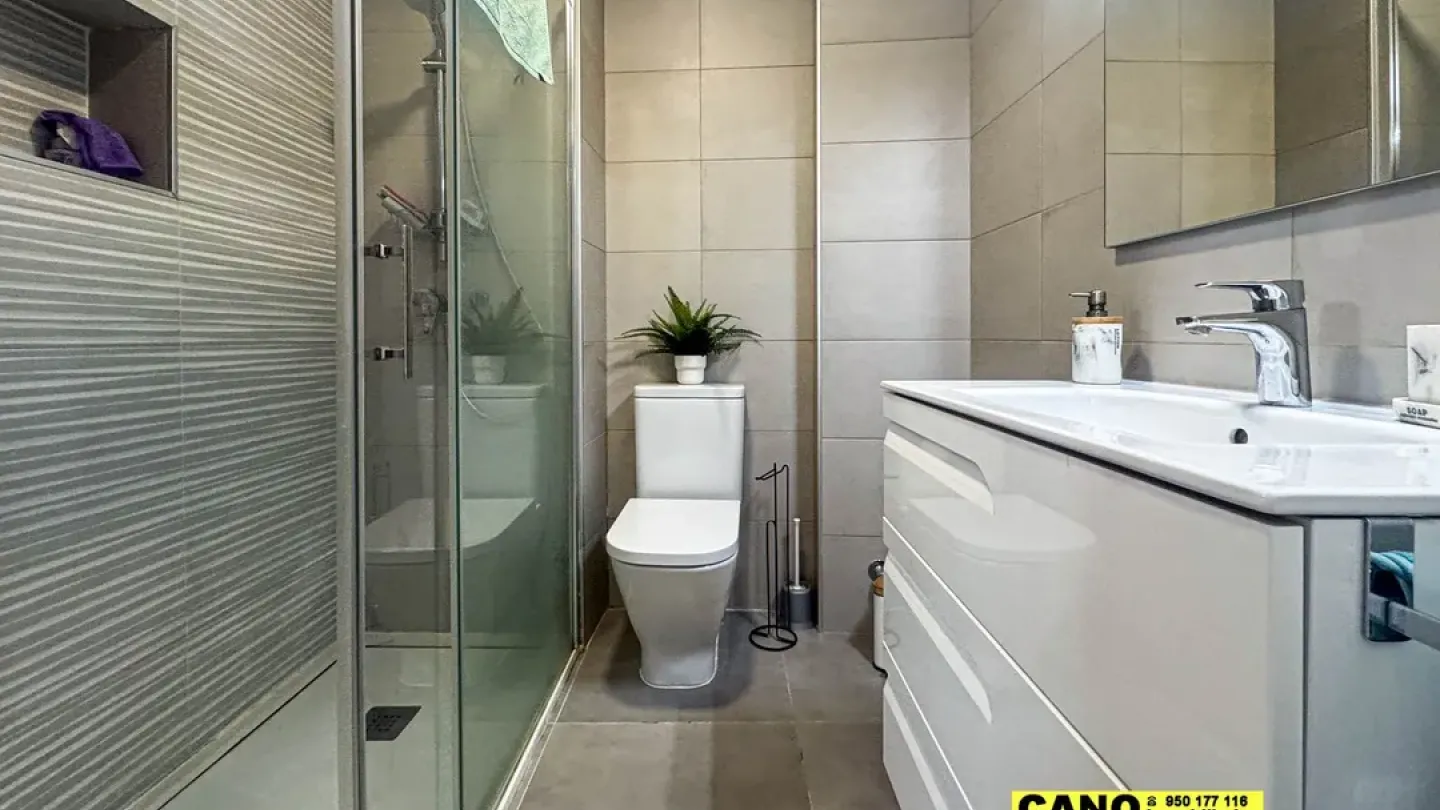 Spacious, Renovated Apartment with Stunning Sea Views in Almería - Image 3