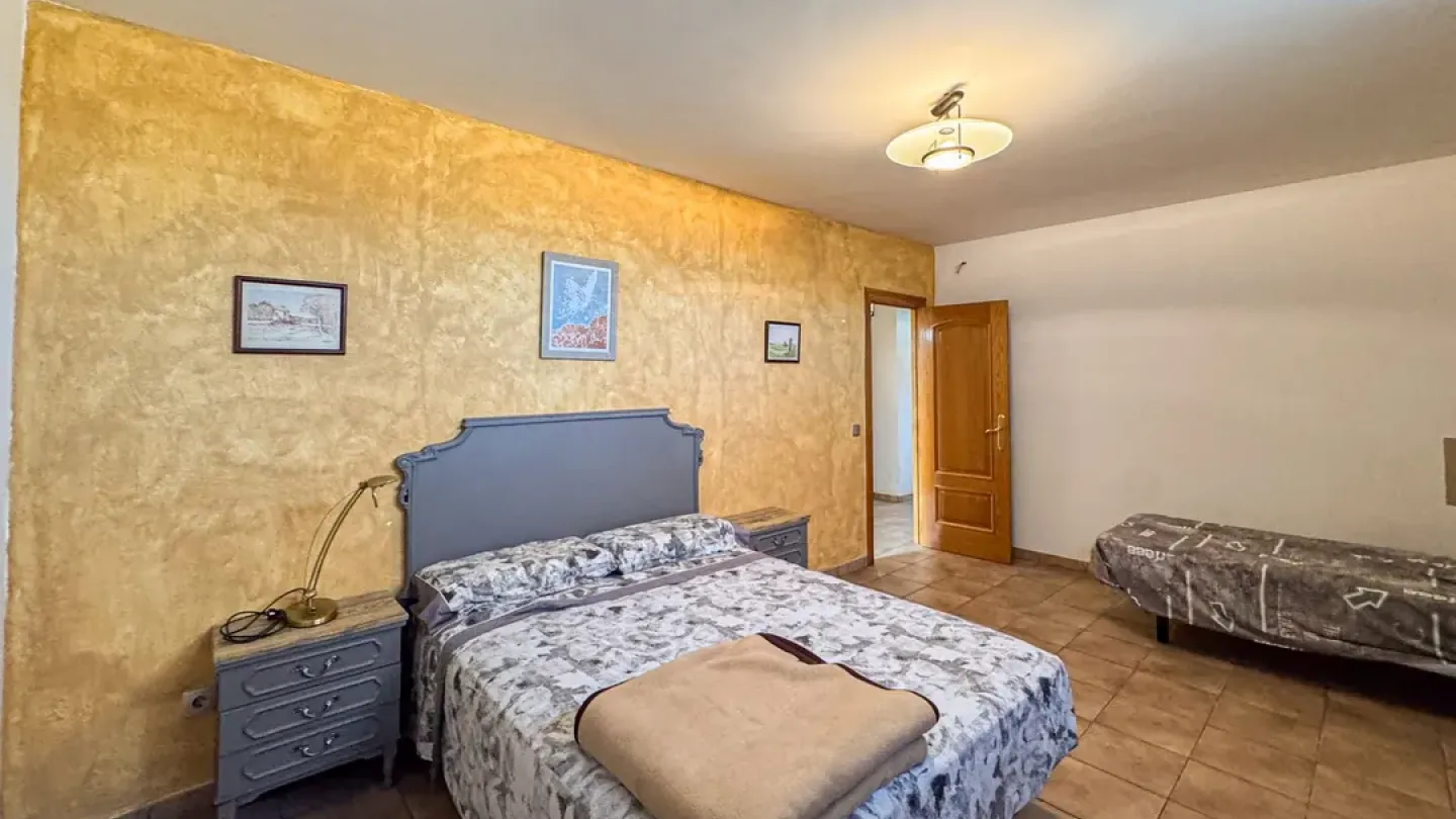 Spacious 4 Bedroom Chalet with Land in Tranquil Berja, Spain - Image 4