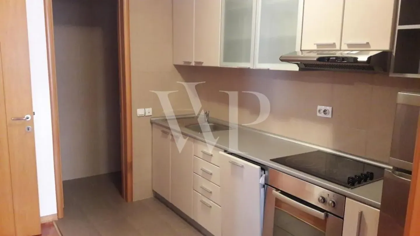 Spacious 3BR Apartment with Garage in Belgrade's Vračar District - Image 3