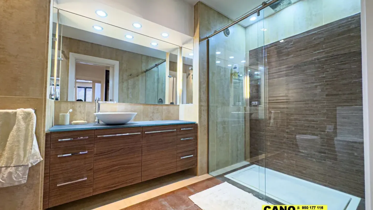 Luxury Chalet in Almería Center with Elevator & Garage - Image 3