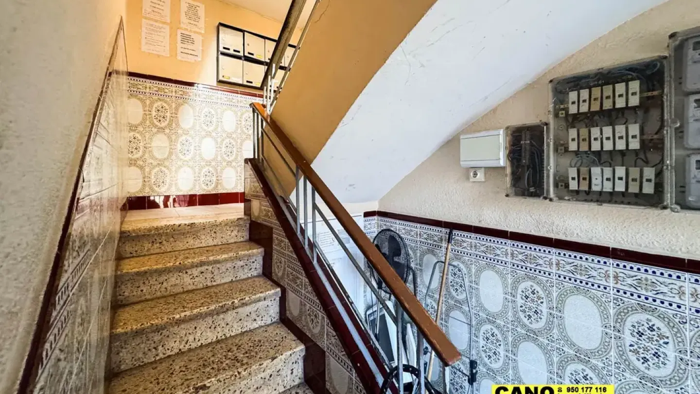 Spacious 2-Bedroom Apartment in the Heart of Almería, Spain - Image 2