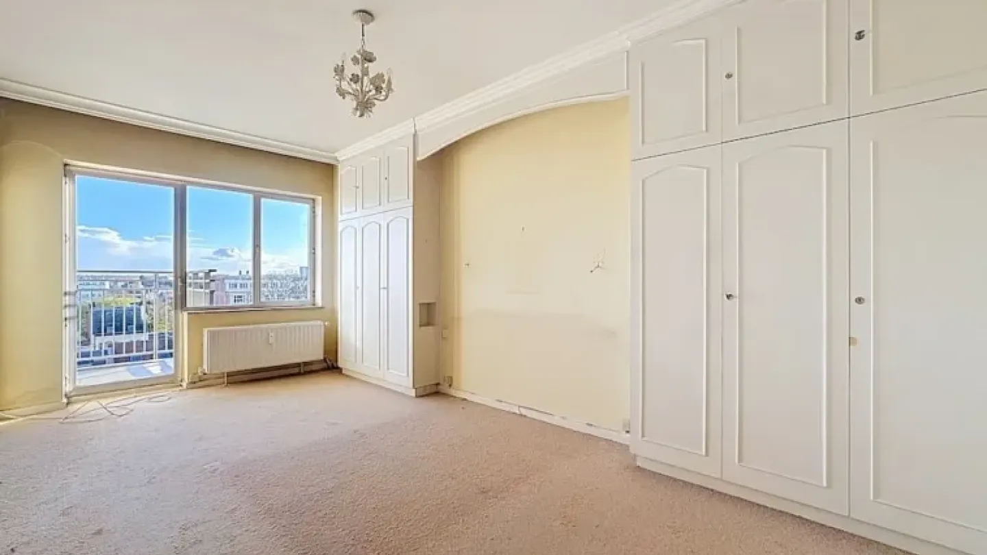 Spacious Apartment with 2 Terraces, Garage & Renovation Potential - Image 4