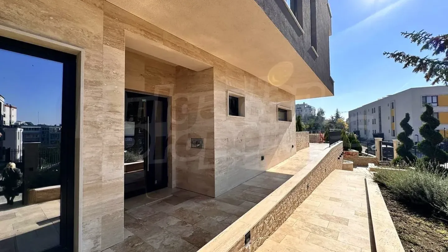 Spacious 3-Bed Apartment in Briz, Varna – Garden & Garage - Image 1