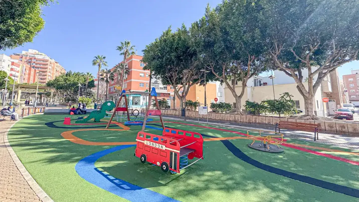 Spacious 3-Bedroom Apartment in Almería Capital with South-East Exposure - Image 1