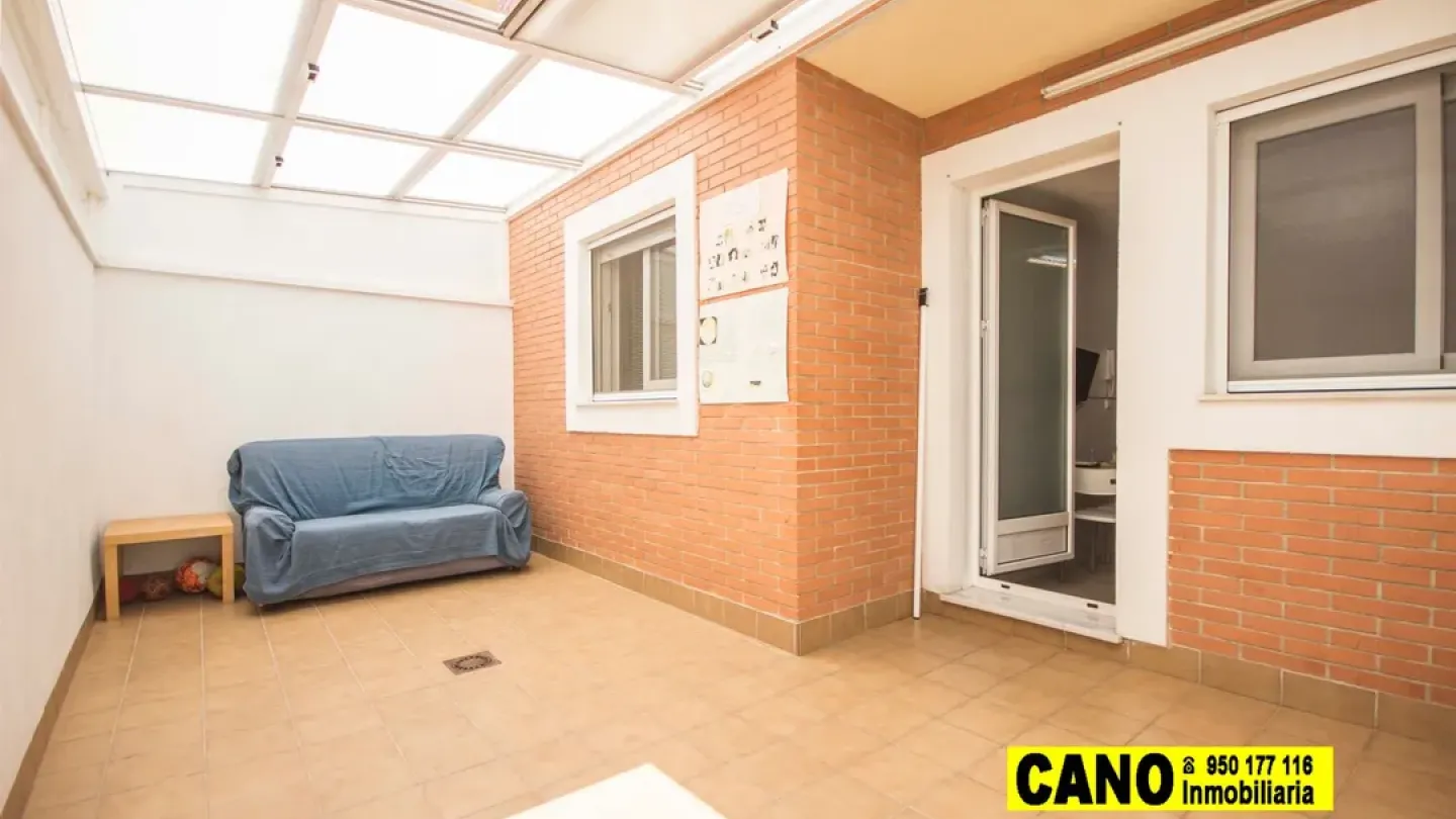 Spacious Triplex in Villablanca, Almería - 5 Bedrooms, 3 Bathrooms - Image 4