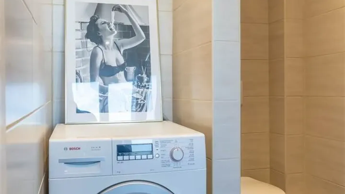 Bright 1-Bedroom Apartment with Terrace in Ukkel, Belgium - Image 2