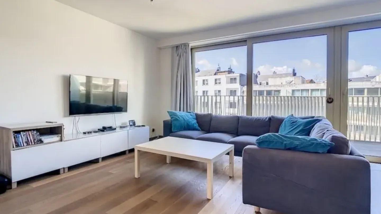 Luxurious Brussels Penthouse with Terrace, Parking & Concierge Services - Image 4