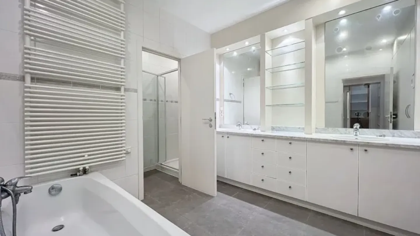 Spacious Brussels Triplex with Terraces – 4 Bedrooms, Central Location - Image 2