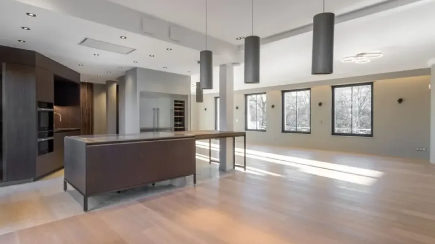 Exceptional Brussels Penthouse with Terrace & Modern Amenities - Image 1