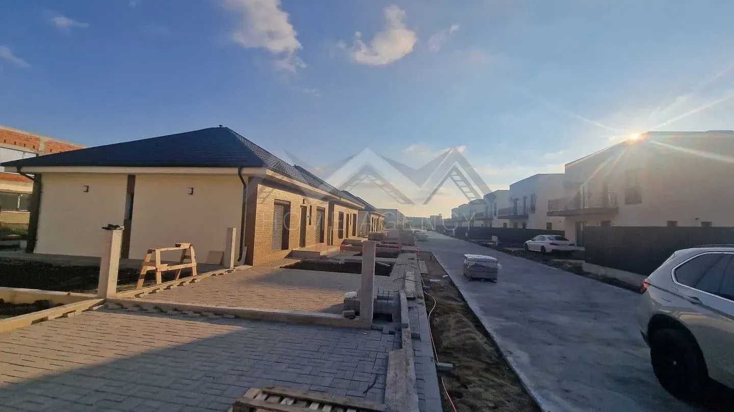 Mediterranean Style House - 4 Bedrooms, 2 Bathrooms, Tunari, RO - Image 1