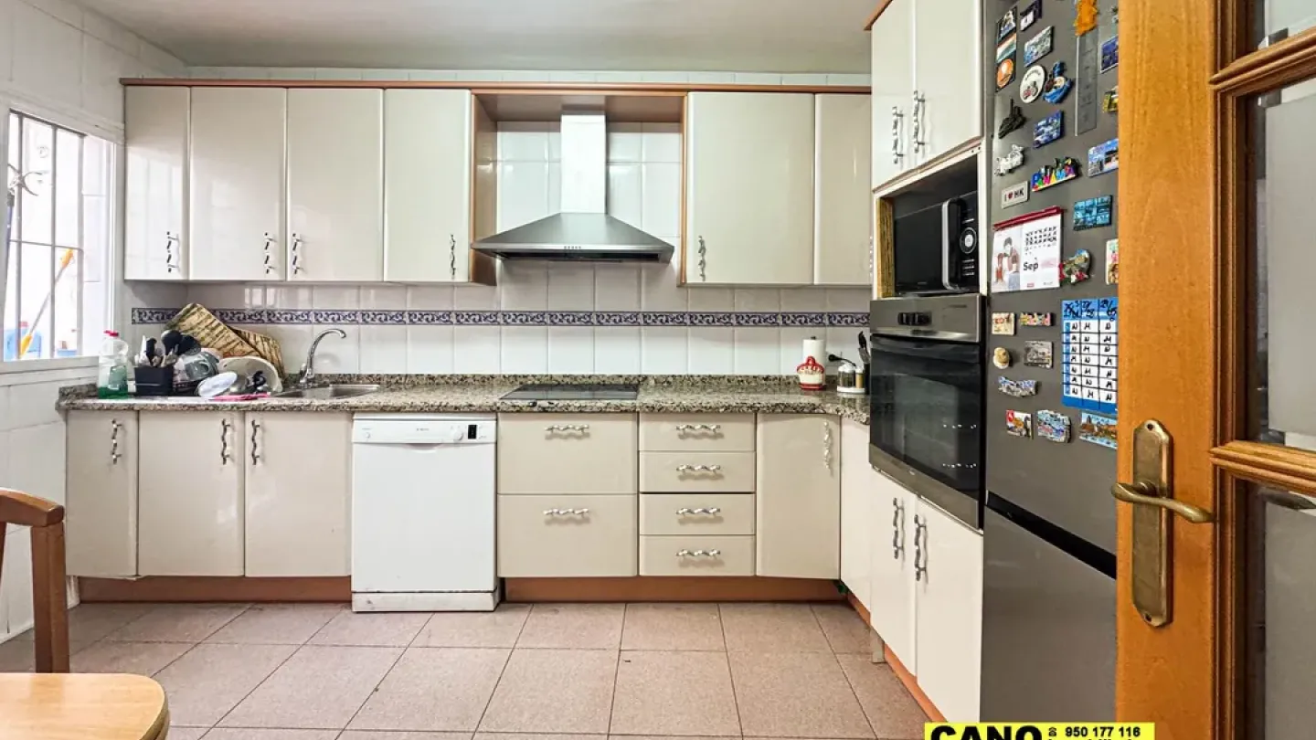 Spacious 4-Bedroom Apartment in Central Almería - Ready to Move In - Image 2