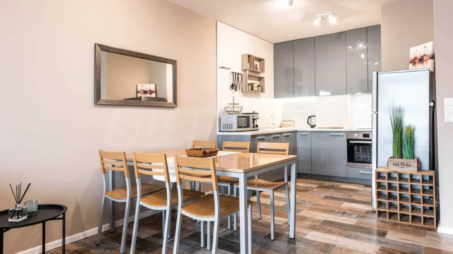 Stylish Varna Apartment with Parking & Sea Views - Image 2