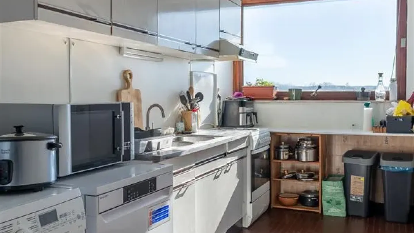 Spacious Corner Apartment with Terraces and Garage Near Calvoet Station - Image 3