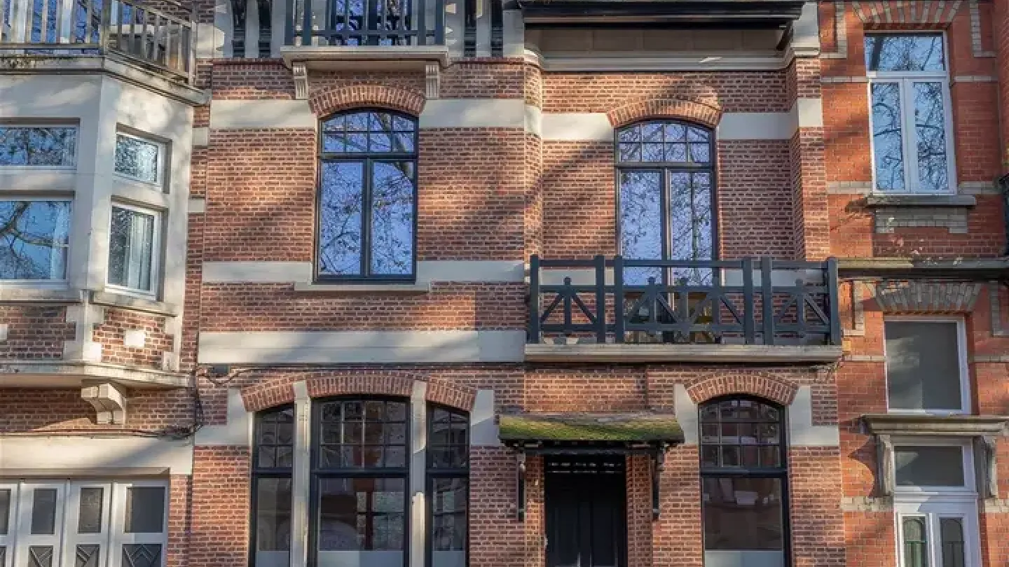 Rare 1909 Brussels Heritage House: Five Bedrooms, Garden & Unique Charm - Image 2