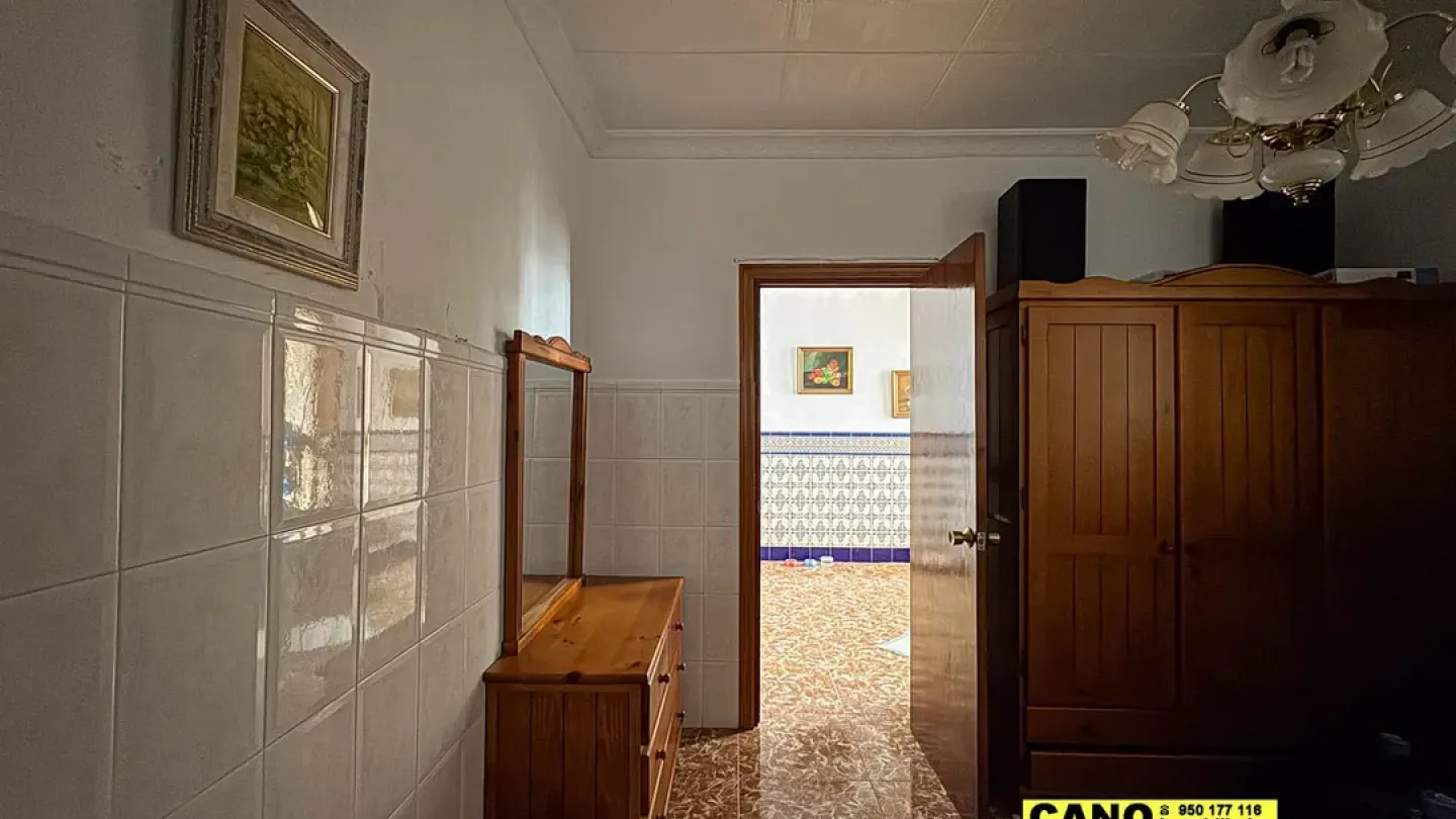 Spacious 4-Bedroom House in Viator with Porch and Garden for Sale - Image 5