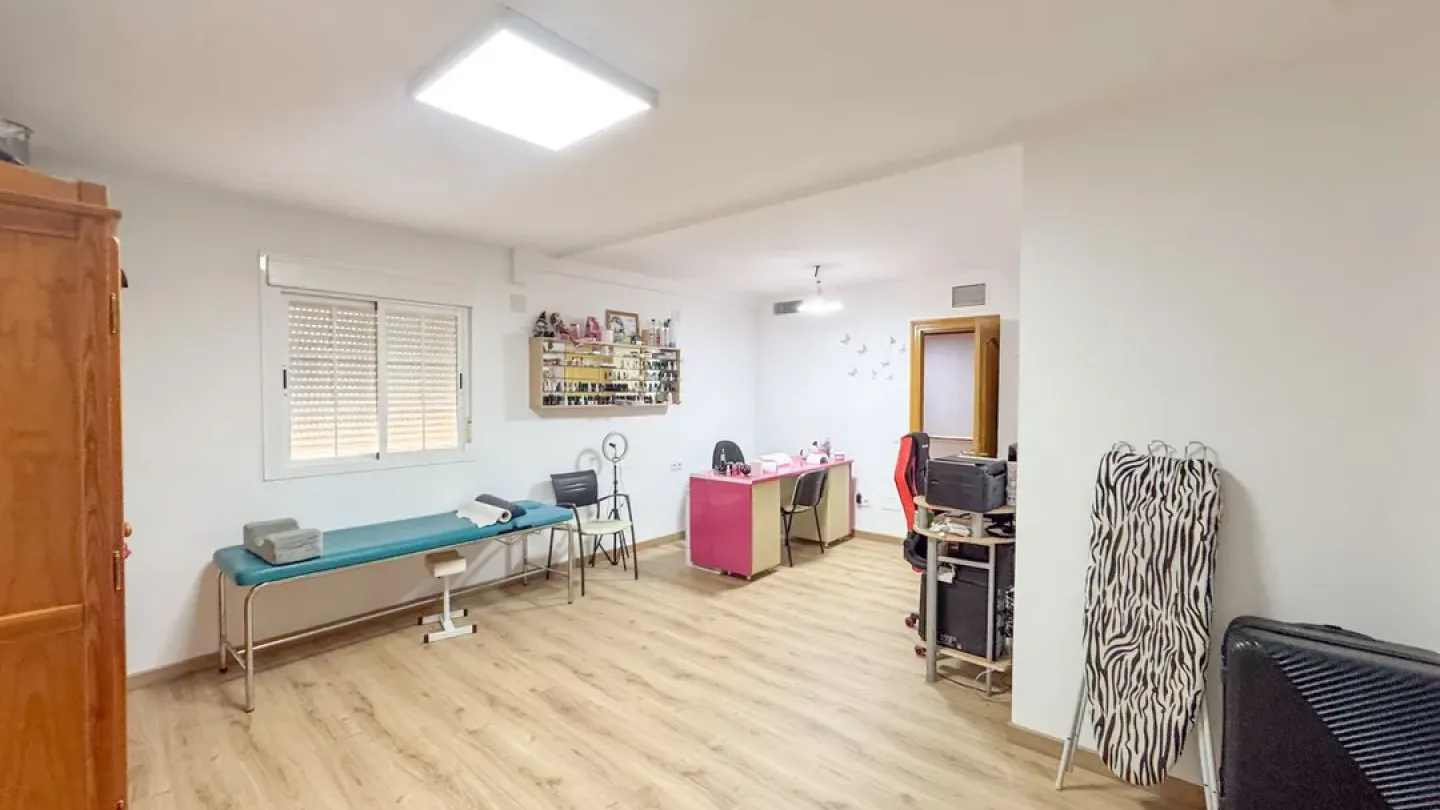 Spacious 5-Bedroom Triplex with Large Terrace in Almería - Image 3