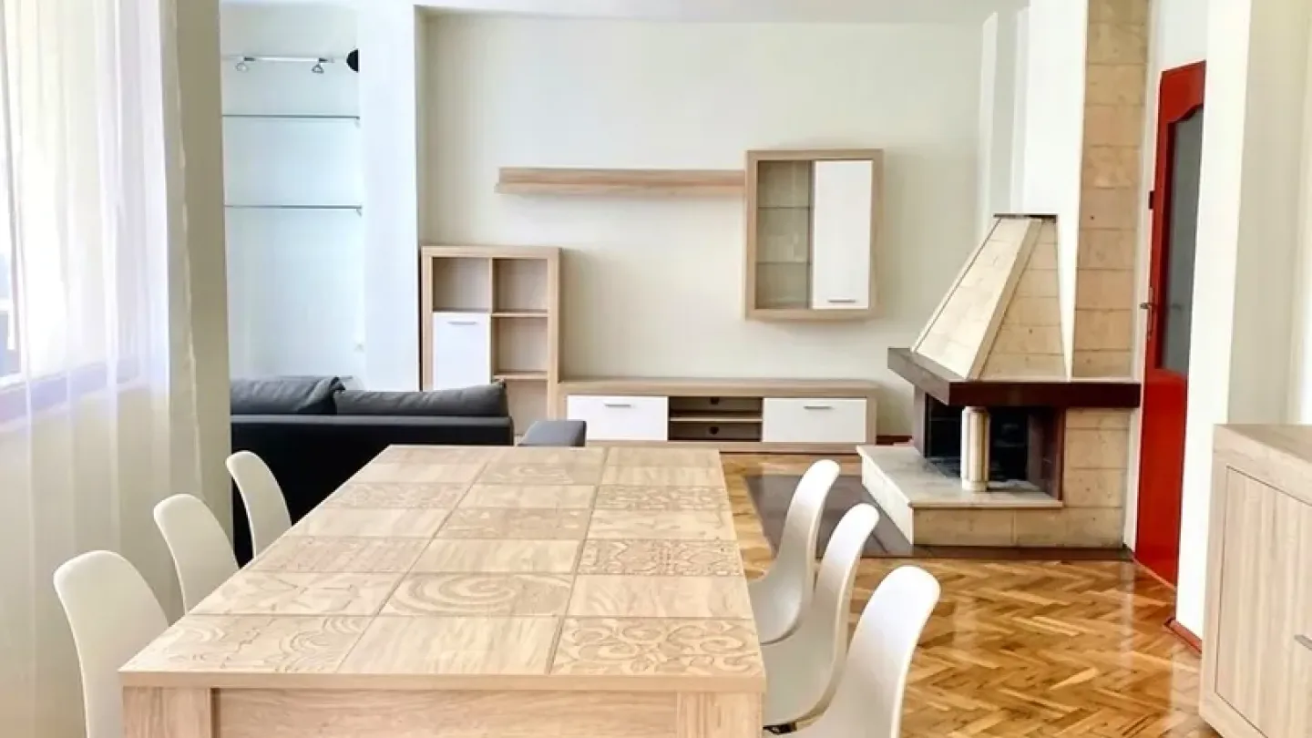 Spacious Furnished Apartment Near Varna Cathedral – Prime Location - Image 1