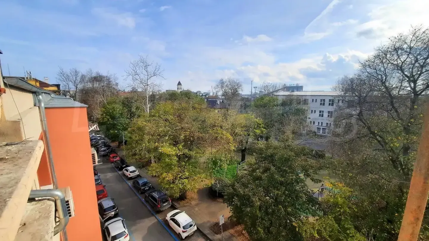 Four-Bedroom Sea View Apartment in Historic Burgas Building - Image 5