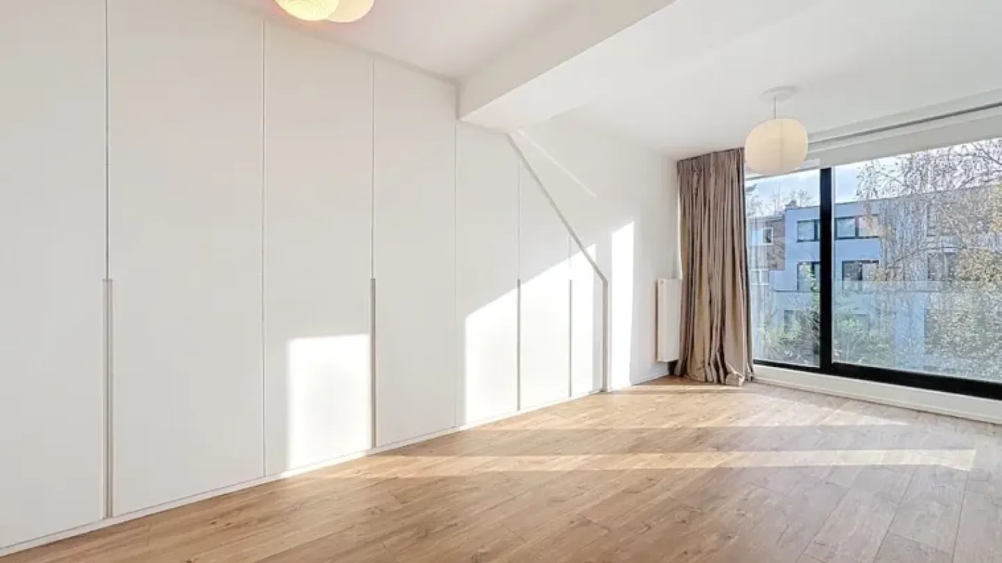 Spacious 4-Bedroom House with Garage in Prime Uccle Location - Image 1