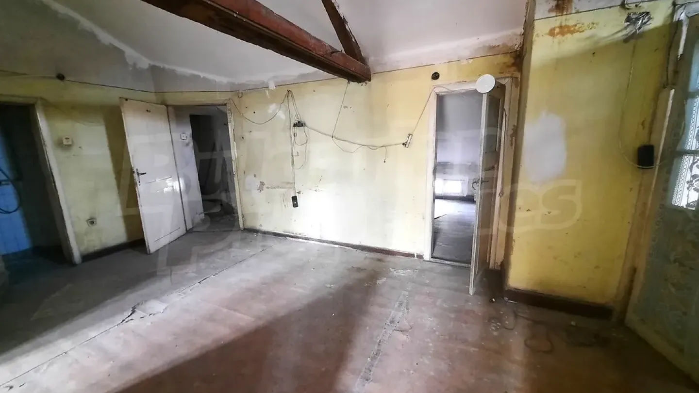 Four-Bedroom Sea View Apartment in Historic Burgas Building - Image 4