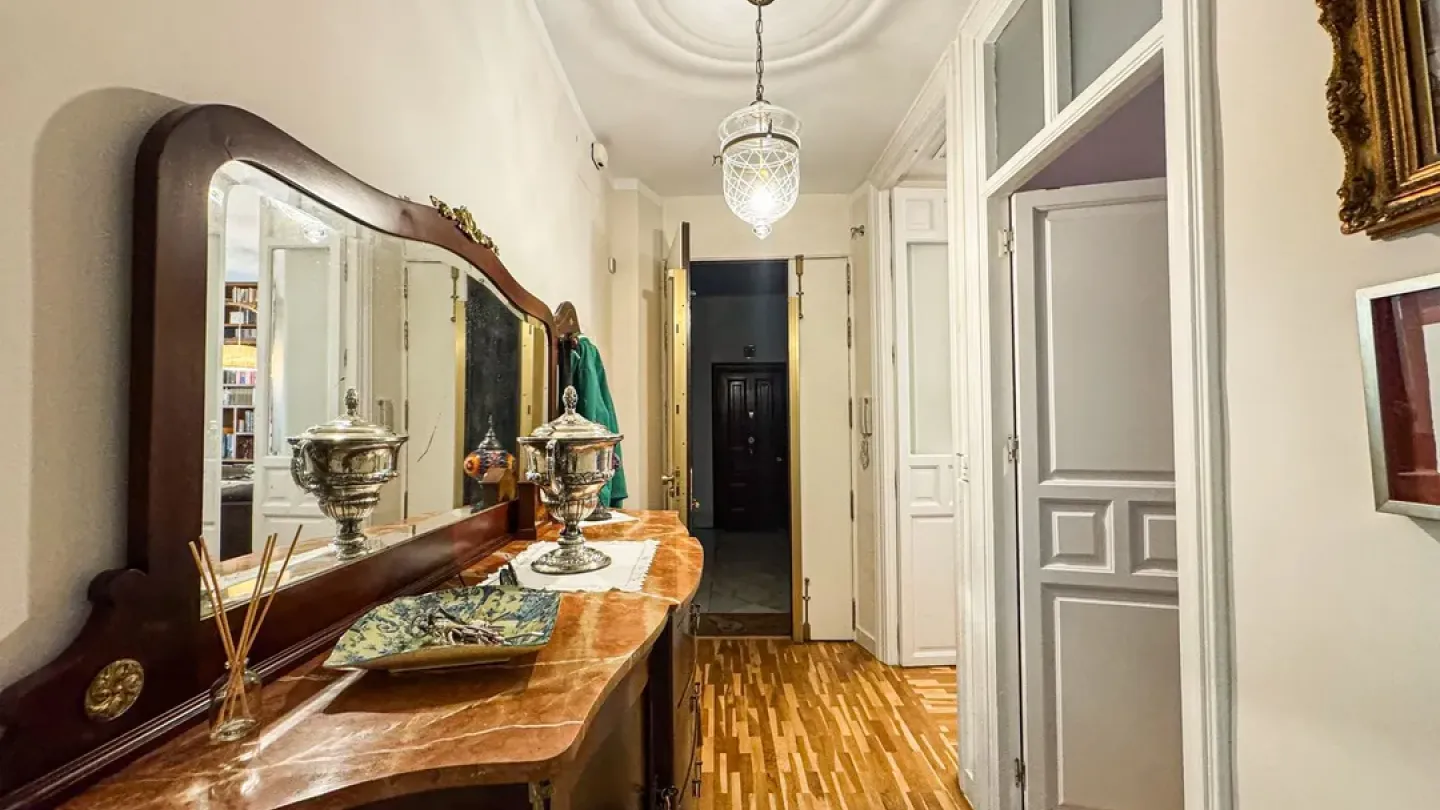 Historic Apartment in Almería - 3 Bedrooms, 2 Bathrooms, Elevator - Image 1