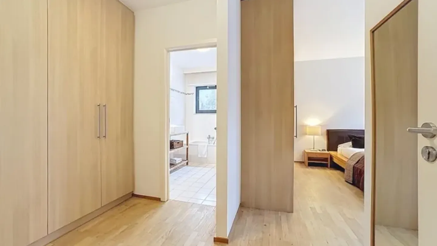 Spacious 3-Bedroom Apartment with Park Views in Brussels - Image 5