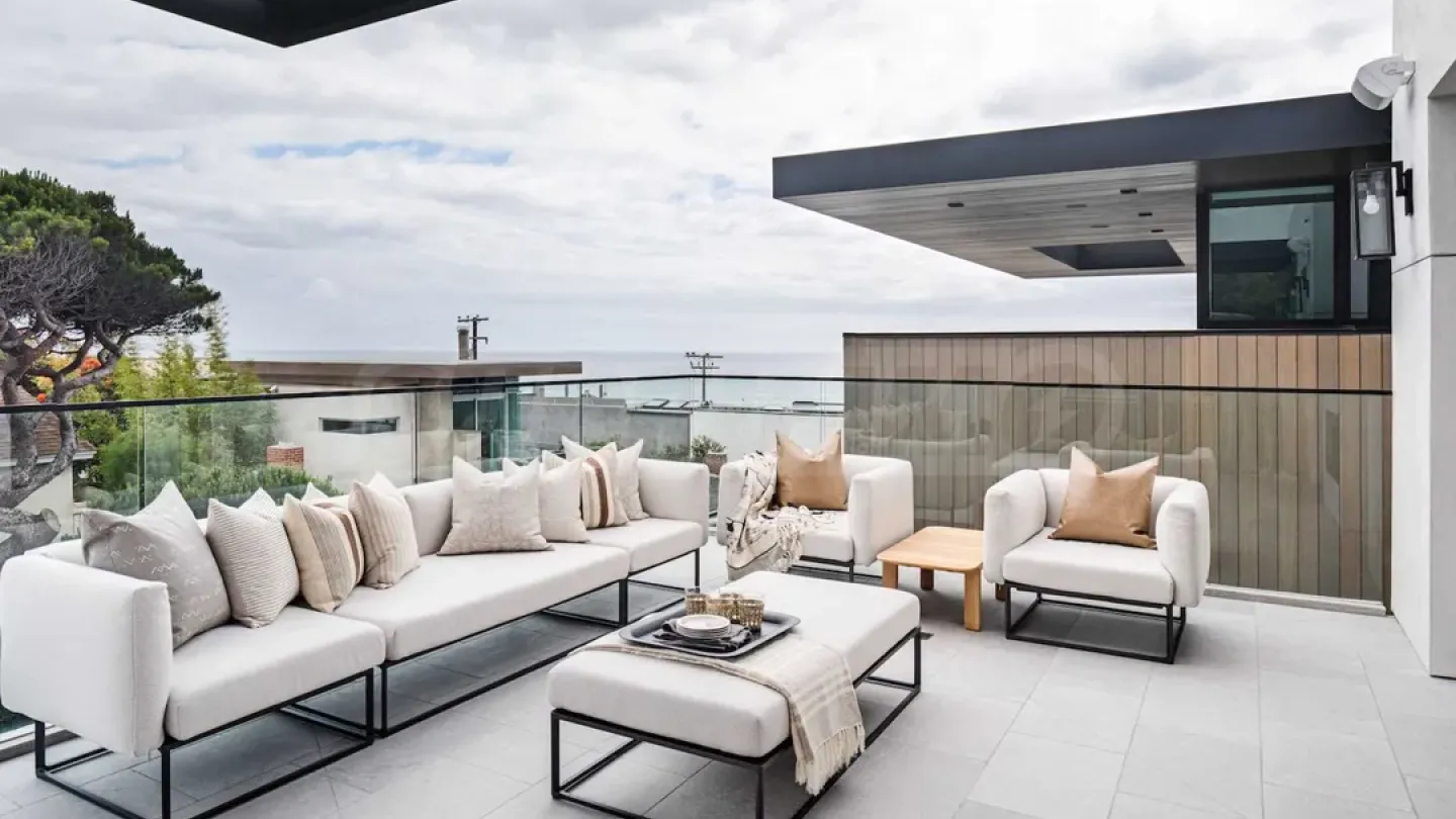 Spacious Plovdiv Apartment with Panoramic Views - Image 3