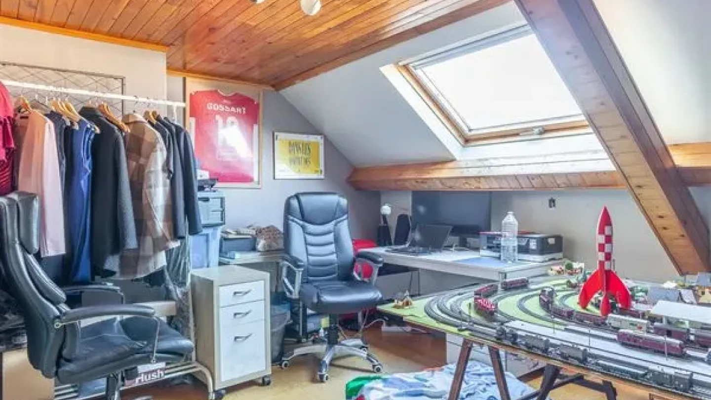 Charming 3-Bedroom Semi-Detached House with Garden & Parking in Anderlecht - Image 5