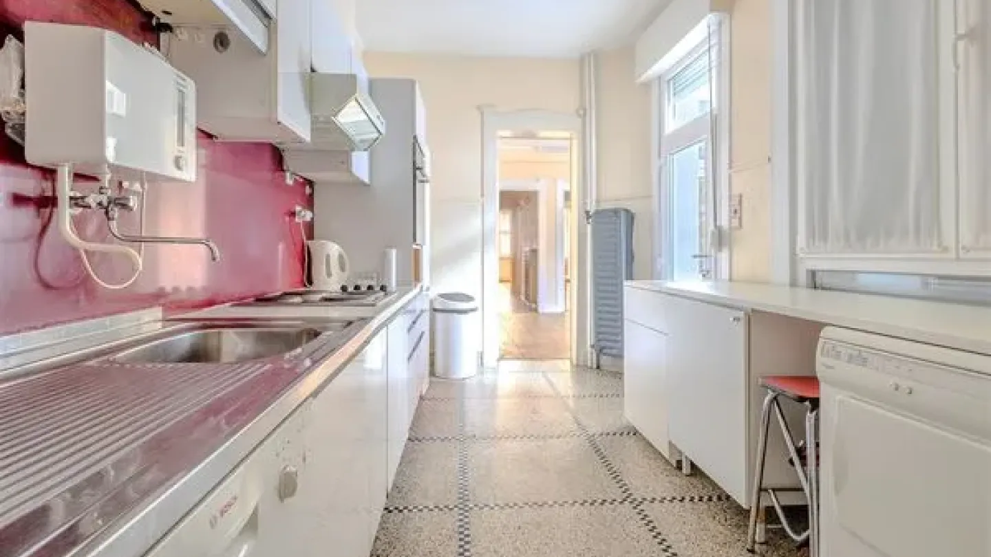 Elegant 1920s Mansion with Six Bedrooms in Etterbeek, Brussels - Image 1