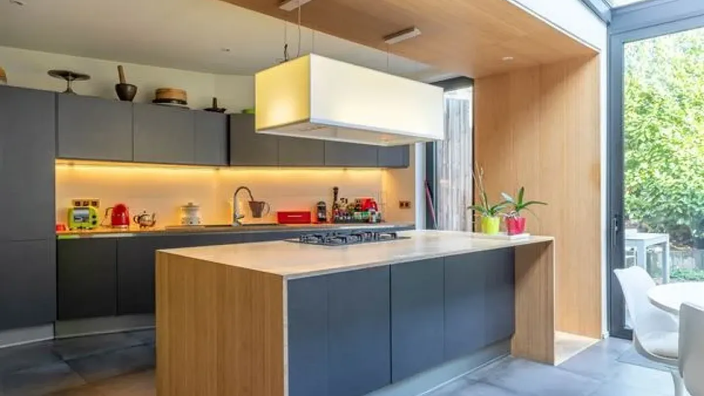 Uccle Border Townhouse: Four Bedrooms, Authentic Charm & Heritage. - Image 3