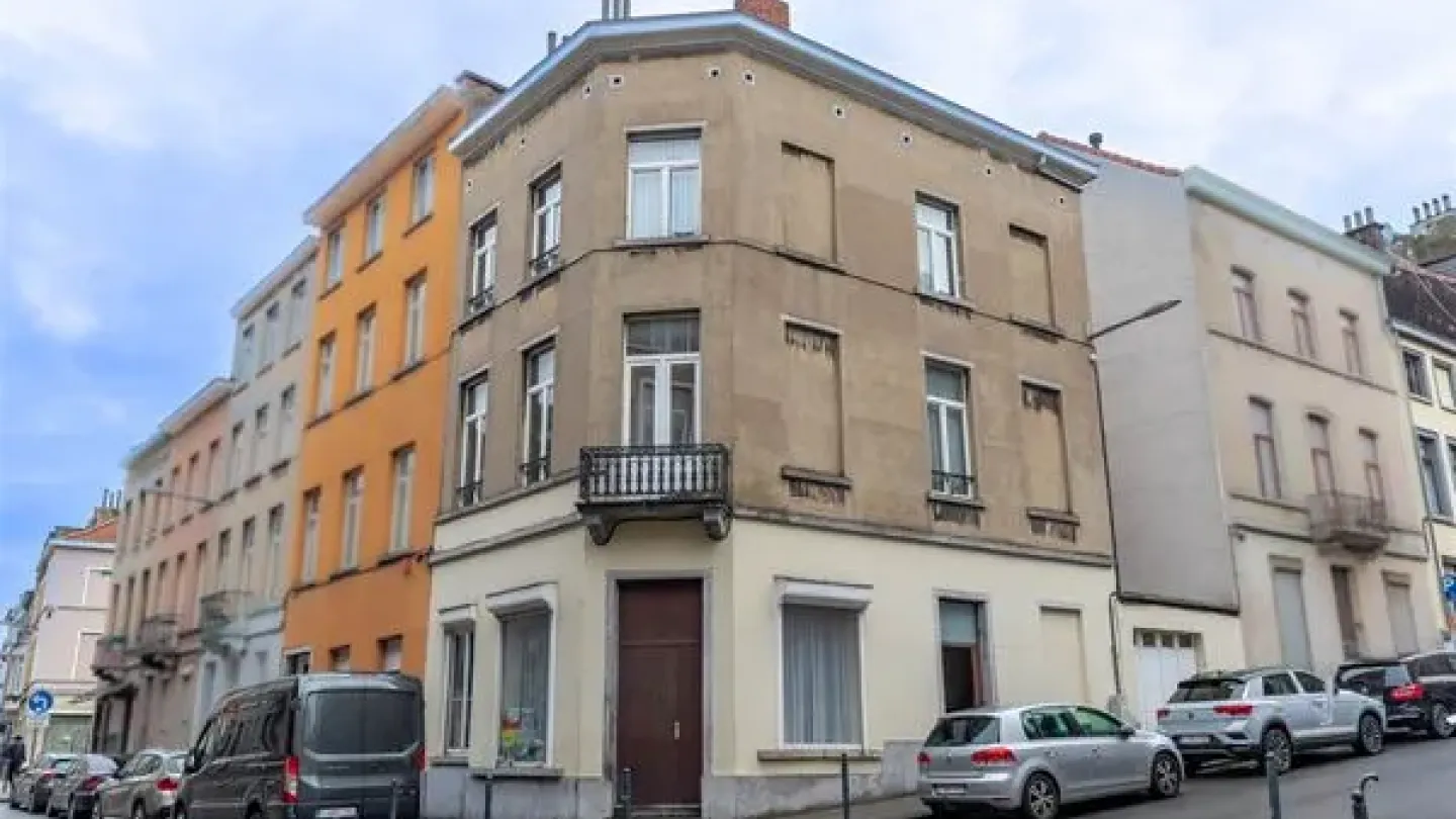 Spacious 2-Bed Apartment in Schaarbeek's Botanique/Sainte-Marie District - Image 2