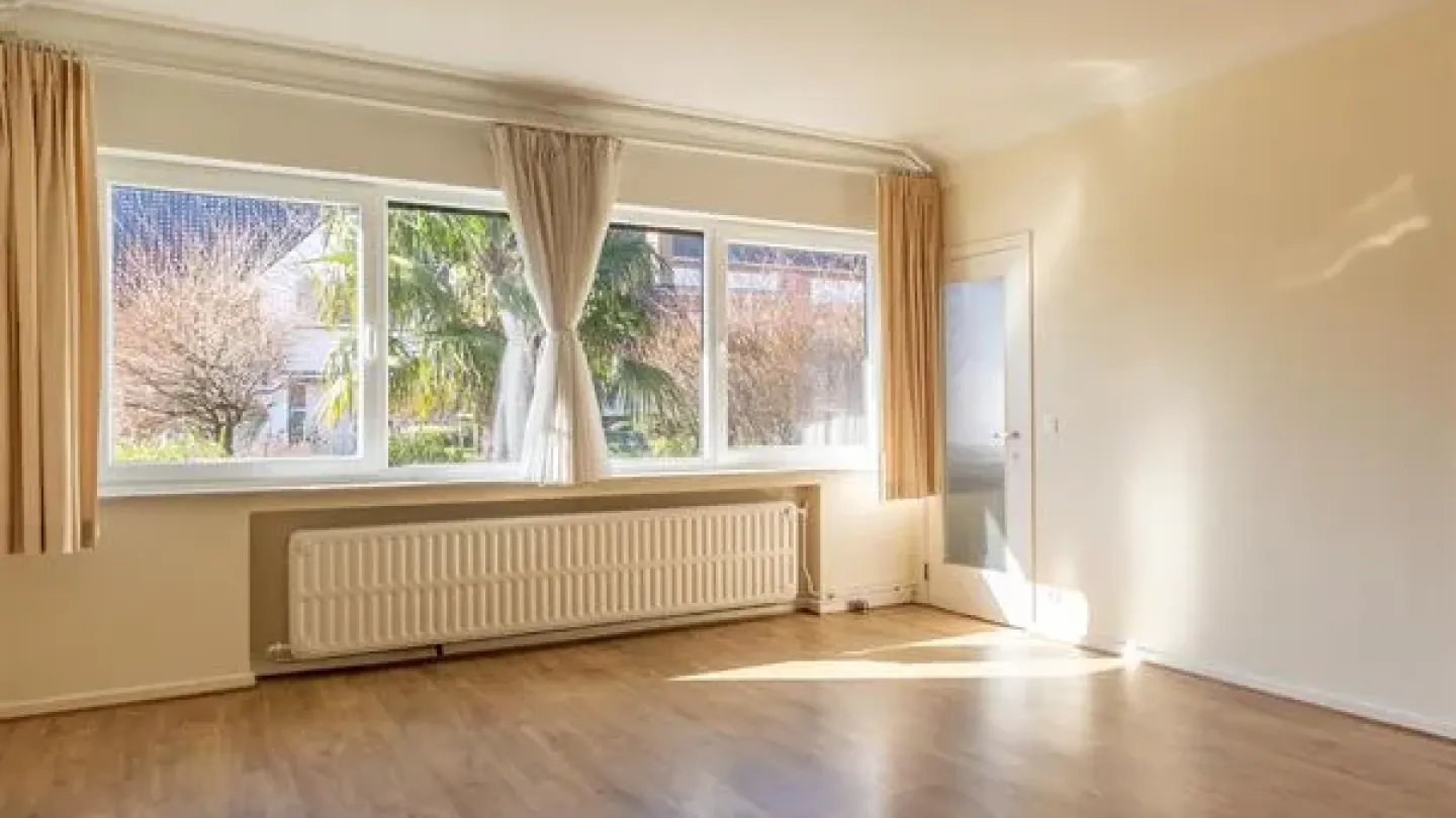 Spacious Apartment with Garage, Quiet Location Near Uccle Amenities - Image 1