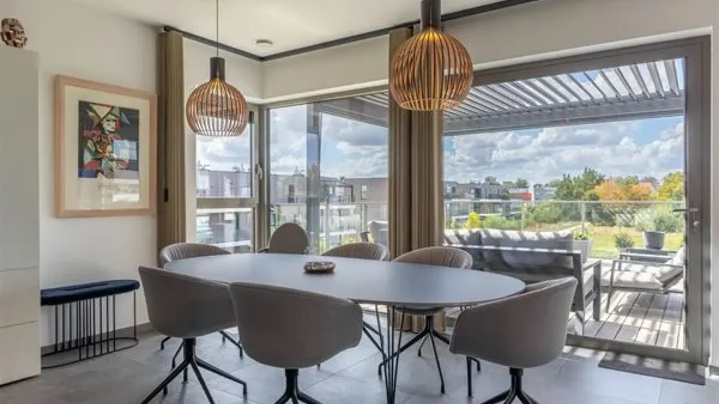 Spectacular Canal-Side Penthouse: 3 Min to Station, Stunning Views - Image 2